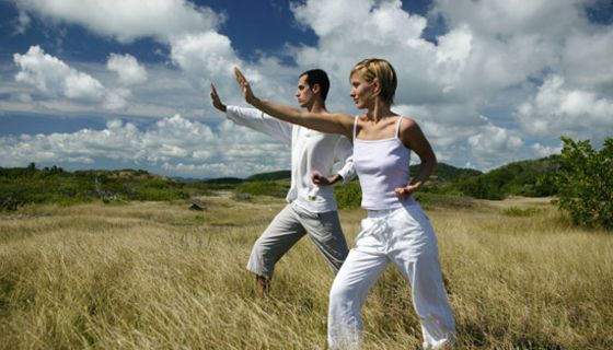 Um bei Dauerschmerz Stress abzubauen, helfen auch sanfte Bewegungen wie bei Tai Chi.
