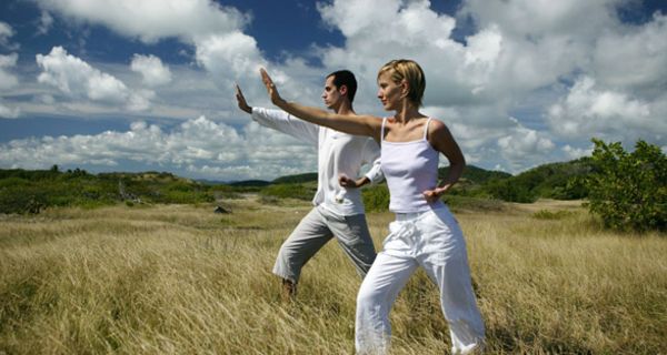 Um bei Dauerschmerz Stress abzubauen, helfen auch sanfte Bewegungen wie bei Tai Chi.