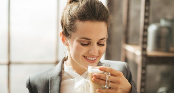 Viele Menschen peppen ihren Kaffee und Tee mit Zucker oder anderen Zusätzen auf.