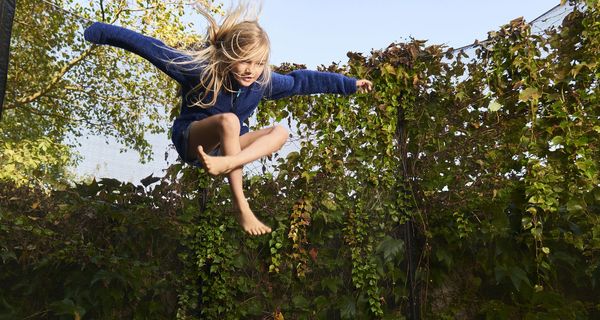 Mädchen, springt auf einem Trampolin.