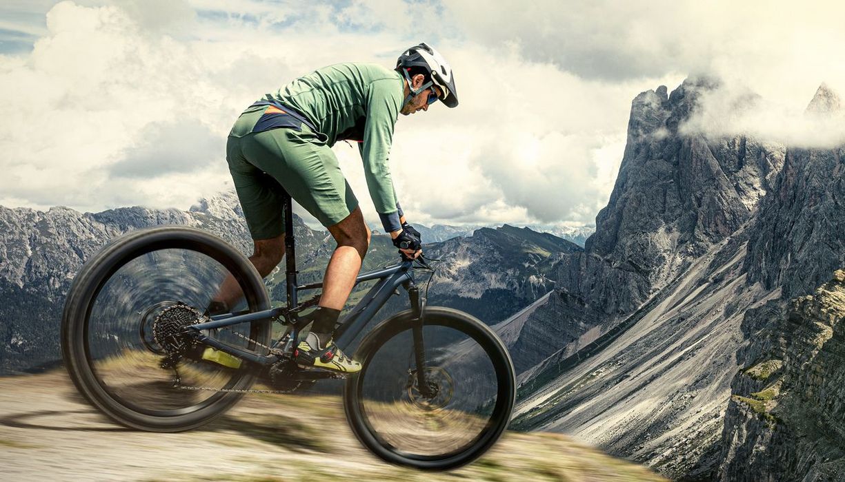 Mountainbiker kurz vor einer Abfahrt.