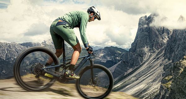 Mountainbiker kurz vor einer Abfahrt.