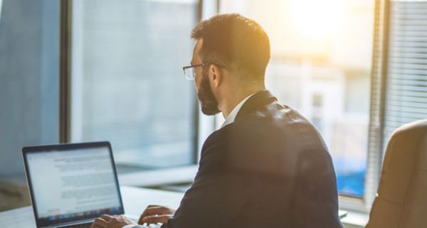 Fällt mehr Tageslicht ins Büro, schlafen Angestellte besser und bringen mehr Leistung.