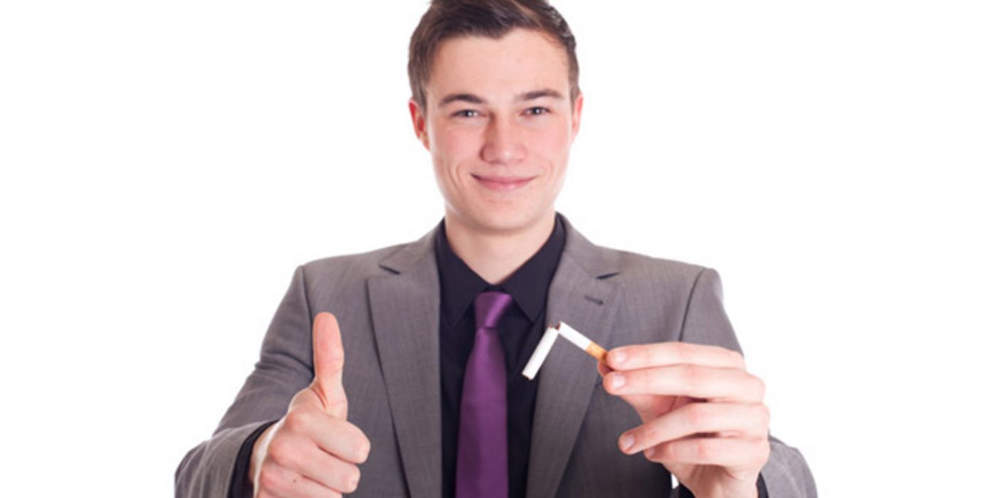 Mann mit zerbrochener Zigarette