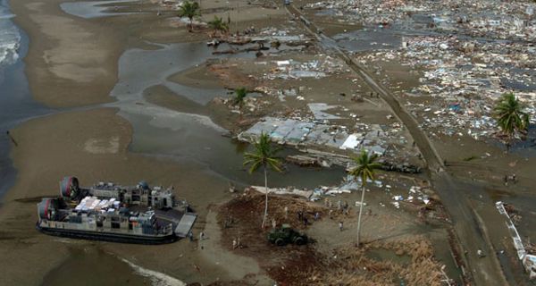 Nach einem schweren Tsnuami sind Menschen in Indonesien auf usnere Hilfe angewiesen.