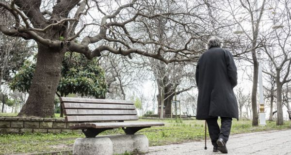 Viele Menschen mit einer peripheren arteriellen Verschlusskrankheit haben Schmerzen beim Gehen. 