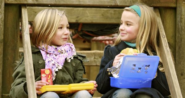 Zwei Mädchen essen ihr Pausenbrot.