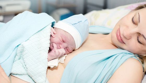 Hat eine Frau bereits mit einem Kaiserschnitt entbunden, ist es offenbar sicherer, wenn sie bei der nächsten Geburt auch per Kaiserschnitt entbindet.