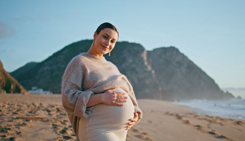 Schwangere Frau am Strand