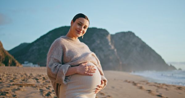 Schwangere Frau am Strand