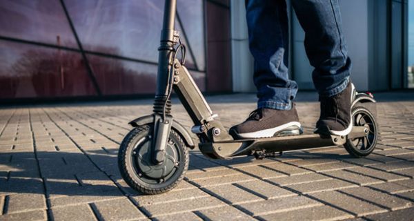 Mit dem E-Scooter zu fahren, ist mindestens so gefährlich wie Fahrradfahren.