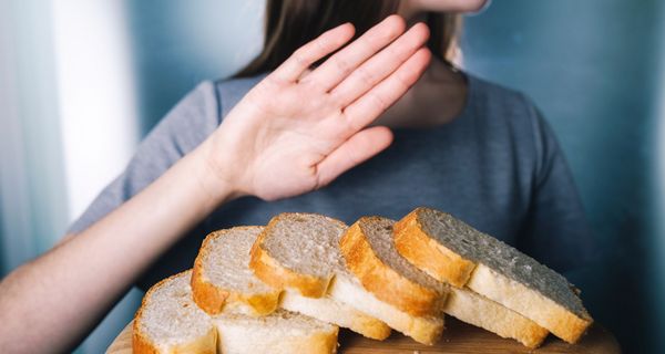 Frau, lehnt Brot ab.