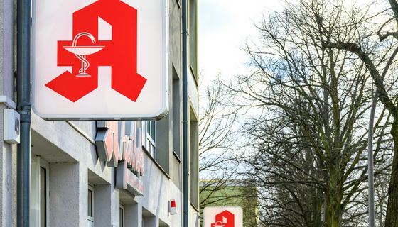 Apotheke in einer Stadt.