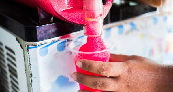 Kind, zieht sich ein Slush-Eis.