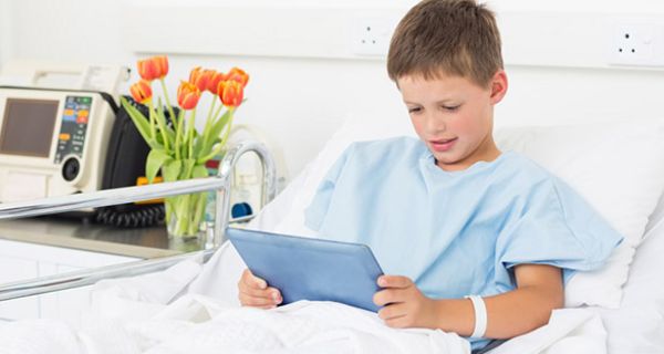 Spielen mit einem Tablet beruhigt Kinder genauso wie Medikamente.