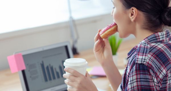 Snacks am Arbeitsplatz sind häufig ungesund.