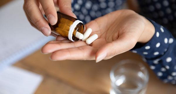 Frau mit Tabletten.