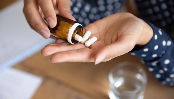 Frau mit Tabletten.
