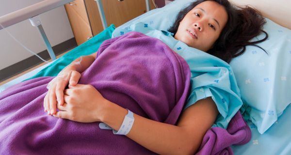 Junge Frau im Krankenhausbett