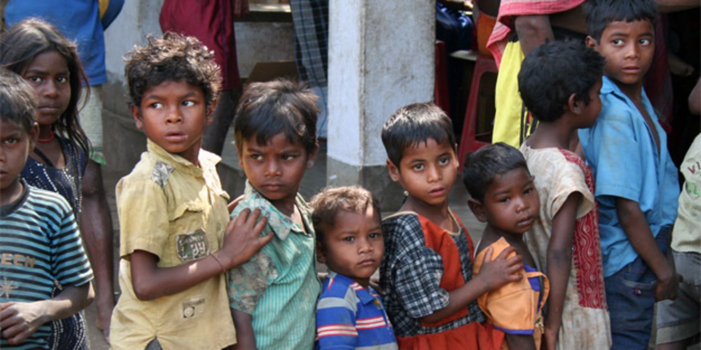 Kinder aus Kalkutta stehen in einer Reihe.