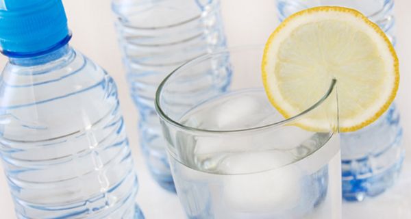 In der Gastronomie fast unzertrennlich: Mineralwasser mit einer Zitronenscheibe.