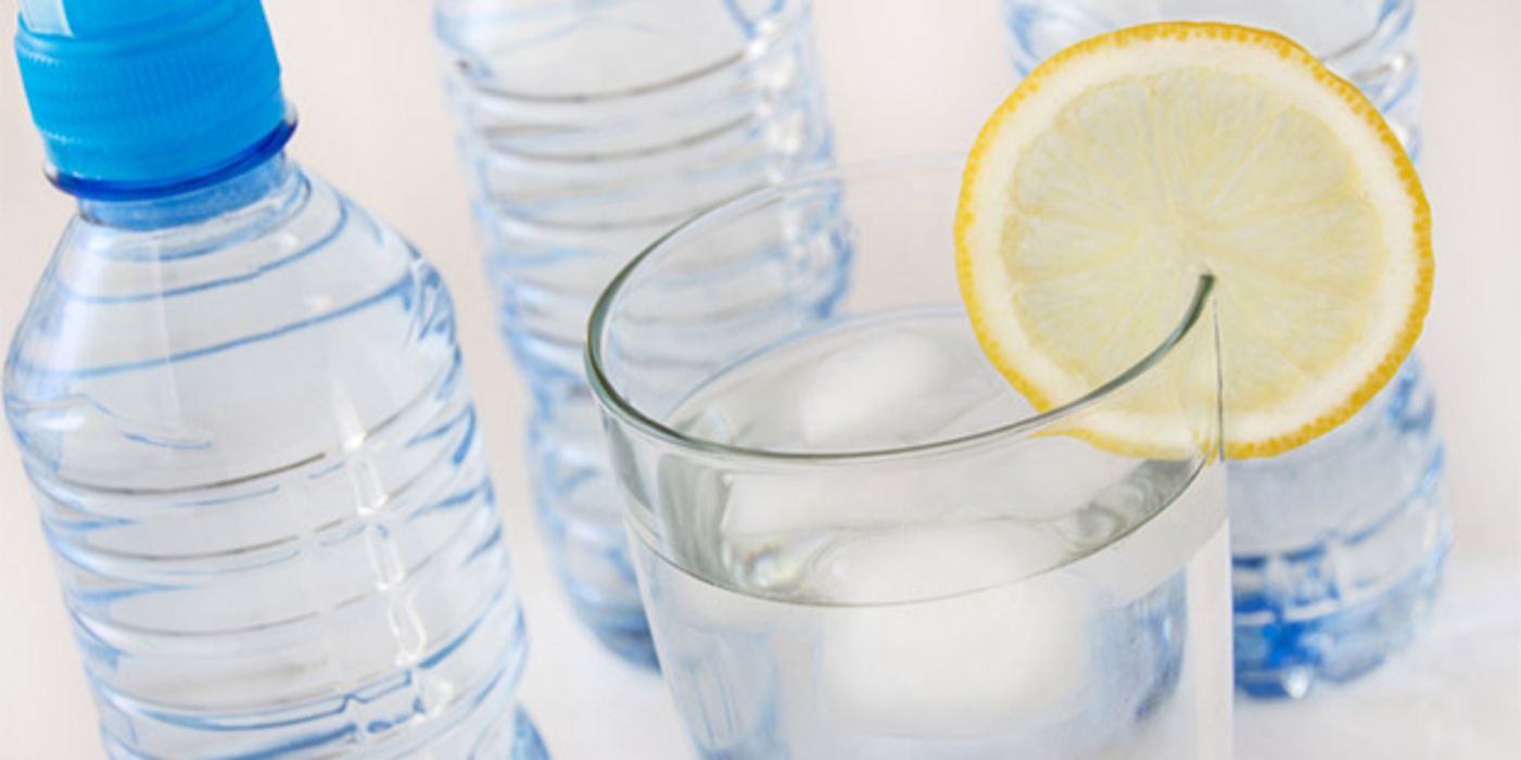 In der Gastronomie fast unzertrennlich: Mineralwasser mit einer Zitronenscheibe.