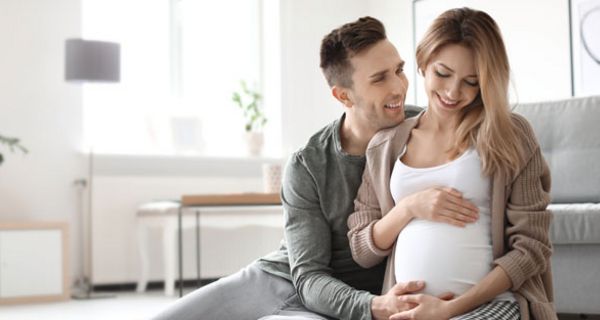 Auch Männer können den Verlauf einer Schwangerschaft beeinflussen.