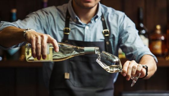 Schon wenig Alkohol erhöht das Risiko für Übergewicht drastisch.
