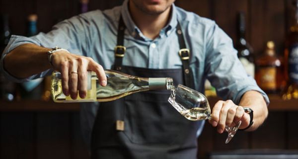 Schon wenig Alkohol erhöht das Risiko für Übergewicht drastisch.