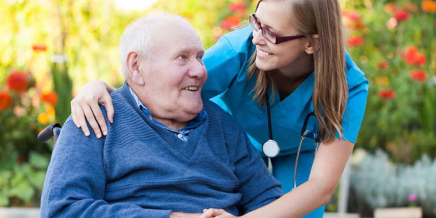 Für manche Patienten kann es sich finanziell lohnen, noch in diesem Jahr eine Pflegestufe zu beantragen.