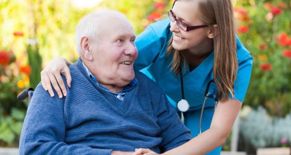 Für manche Patienten kann es sich finanziell lohnen, noch in diesem Jahr eine Pflegestufe zu beantragen.