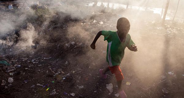 Brennender Müll verschmutzt die Luft nahe dem Fluss Niger in Bamako, Mali.