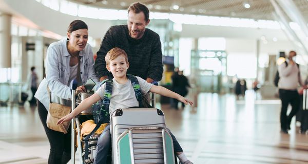 Familie am Flughafen.