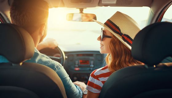 Frau und Mann, zusammen im Auto.