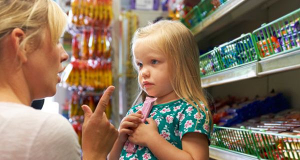 Ungesunde Snacks werden häufiger gekauft, wenn sie an der Supermarktkasse platziert werden.