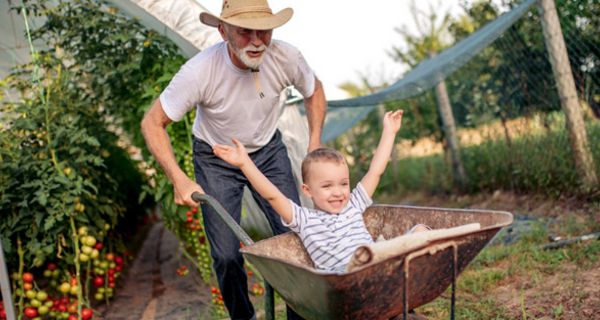 Aktive Zeit mit den Enkeln erhöht die Lebenserwartung von Senioren.