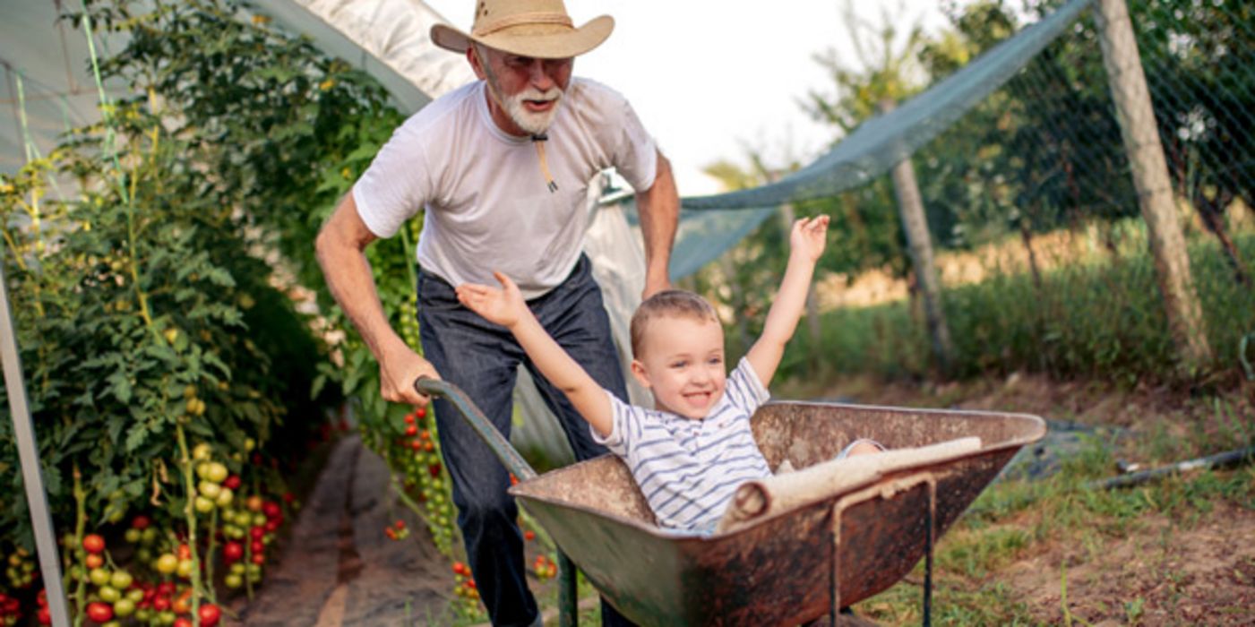 Aktive Zeit mit den Enkeln erhöht die Lebenserwartung von Senioren.