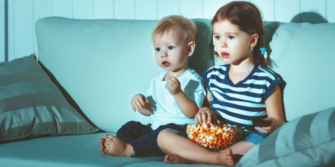 Viel Zeit vor dem Fernseher kann die Entwicklung von Kindern negativ beeinflussen.