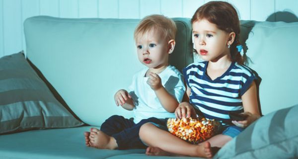 Viel Zeit vor dem Fernseher kann die Entwicklung von Kindern negativ beeinflussen.