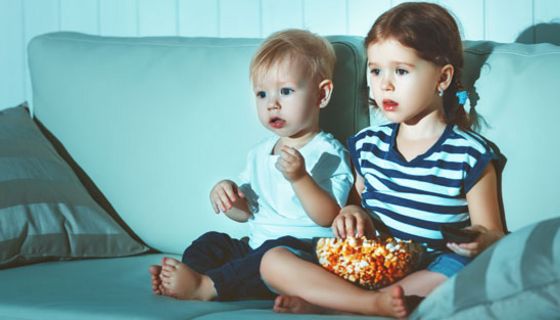Viel Zeit vor dem Fernseher kann die Entwicklung von Kindern negativ beeinflussen.