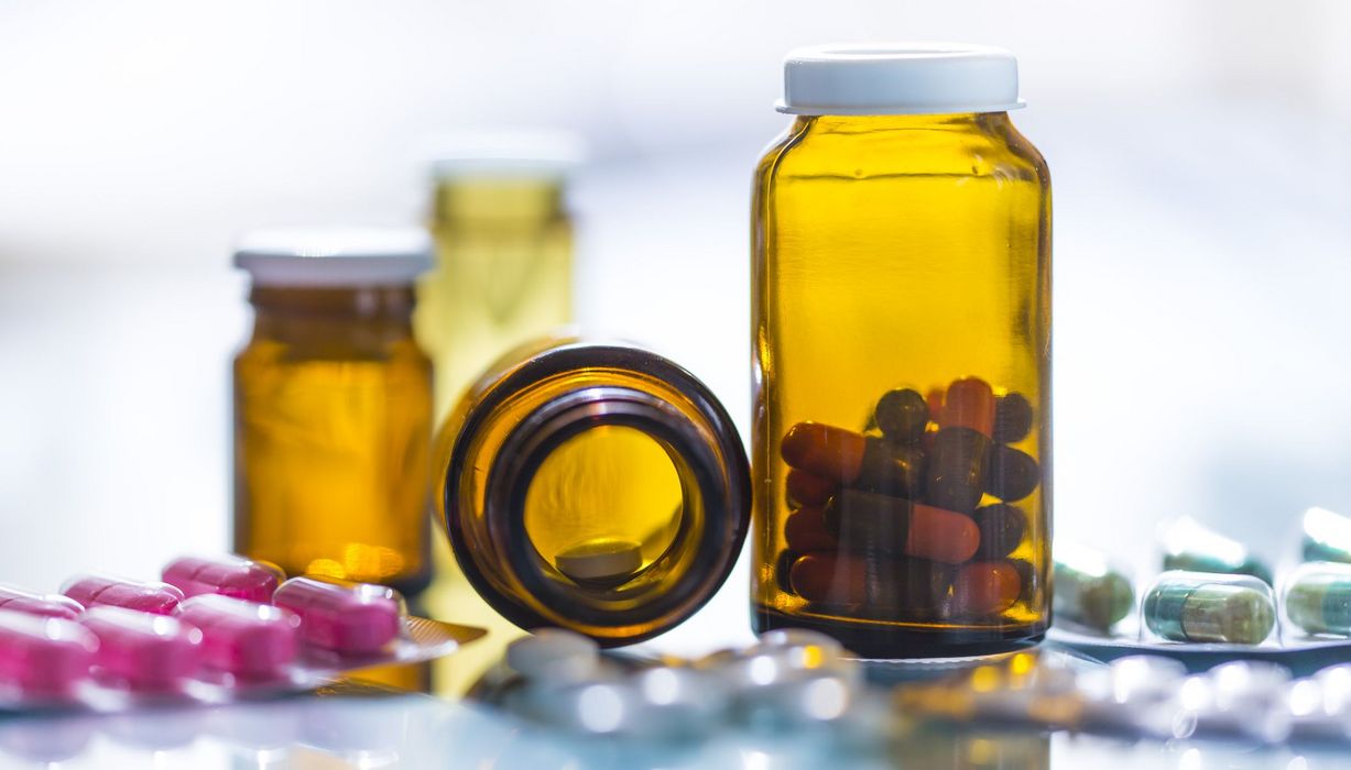 Arzneimittel, Tabletten lose und in Flaschen