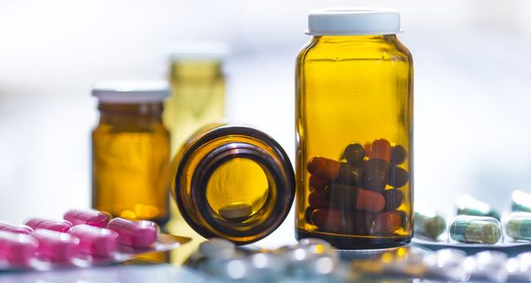 Arzneimittel, Tabletten lose und in Flaschen