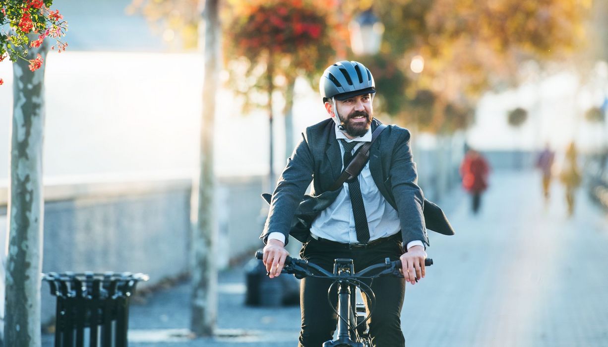 Junger Mann, fährt mit dem E-Bike.