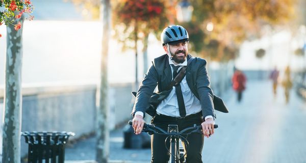 Junger Mann, fährt mit dem E-Bike.