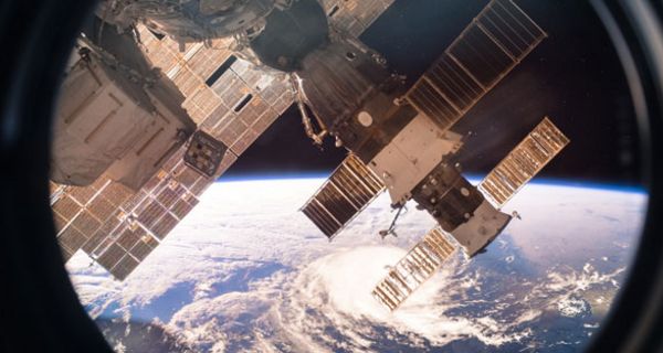 Bakterien auf der Raumstation ISS entwickeln sich nicht zu aggressiven Keimen.