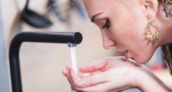 Verunreinigungen mit kleinsten Plastikpartikeln finden sich häufig in Trinkwasser - auch in Wasserflaschen aus dem Supermarkt.