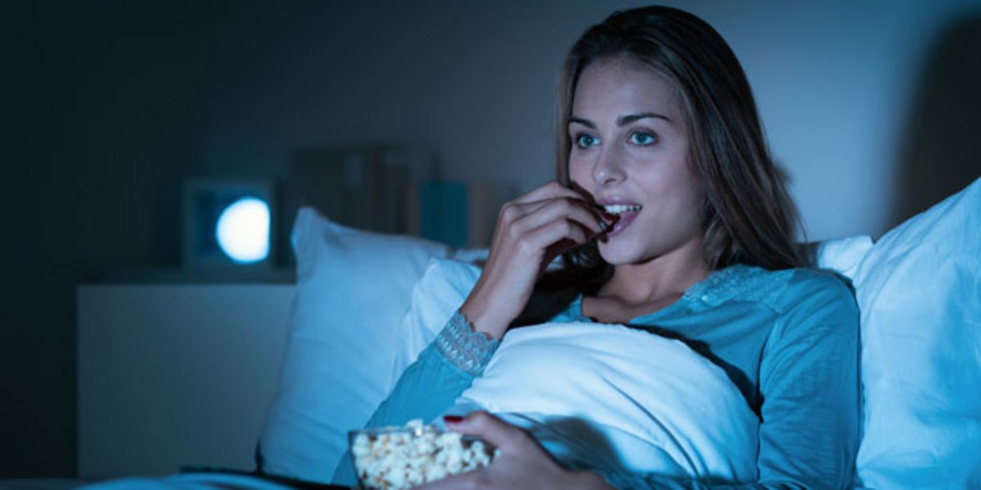 Eine neue Studie zeigt, warum Snacken vor dem Fernseher dick macht.