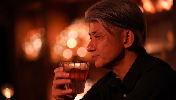 Mann, trinkt Alkohol.