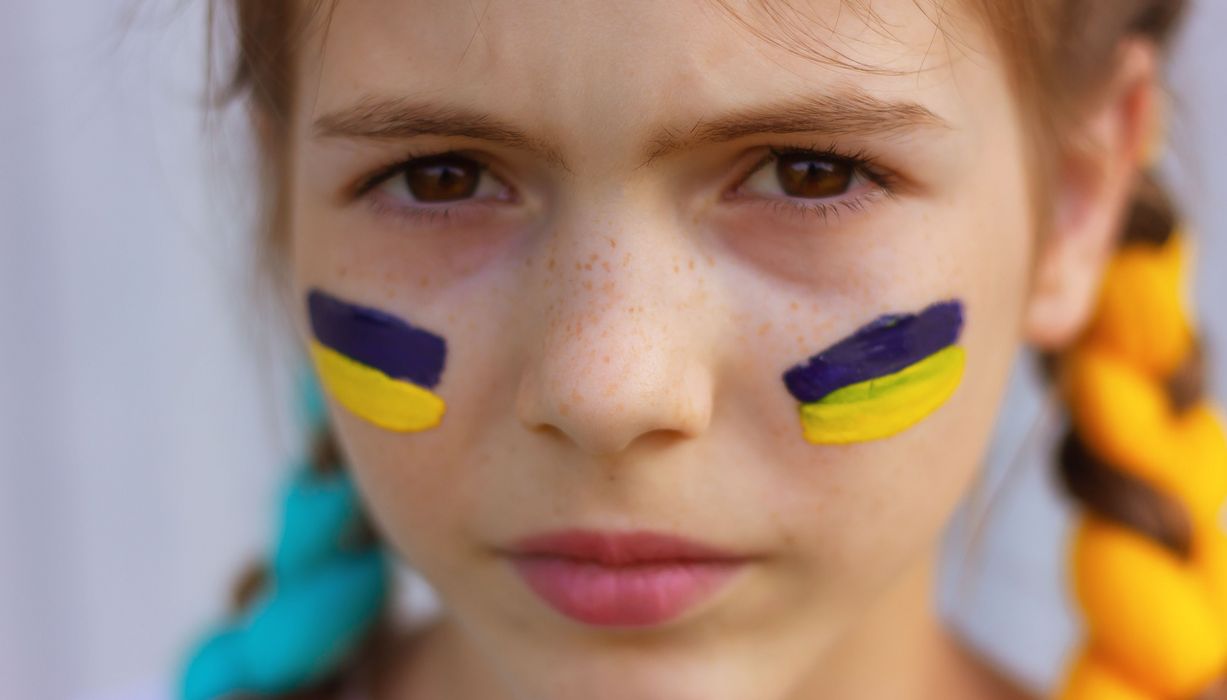 Mädchen mit ukrainischen Farben geschminkt.