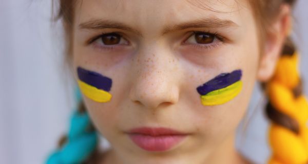 Mädchen mit ukrainischen Farben geschminkt.